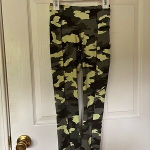 Ladies lululemon camo leggings! Sz 2 with pockets! 7/8 length New without tags!